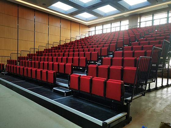 后置式高靠背翻版软包椅伸缩看台(电动/手动) 后置式高靠背翻版软包椅伸缩看台(电动/手动)