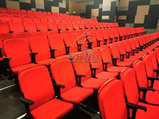 手动伸缩看台-一层双排后置包棉 手动伸缩看台-一层双排后置包棉