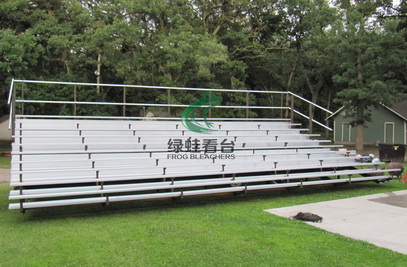 绿蛙豪华型铝制看台