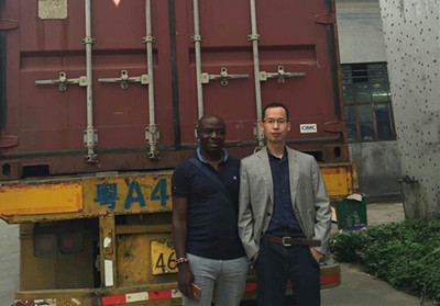 尼日利亚著名足球俱乐部FCIU选用绿蛙看台中靠背中空吹塑椅