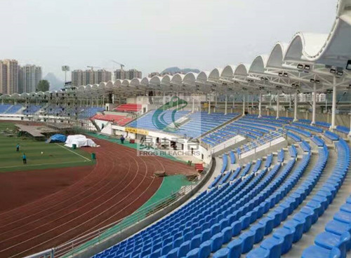 贵定县体育场披上绿蛙看台美丽衣装