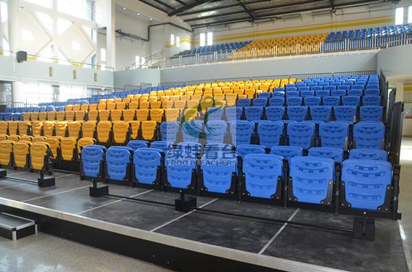 绿蛙后置式带扶手高靠背翻板椅伸缩看台