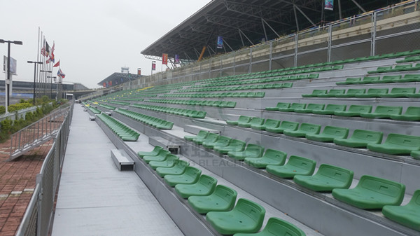 绿蛙可拆卸拼装低靠背吹塑椅层侧全封闭看台