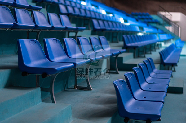 绿蛙中空吹塑侧装座椅