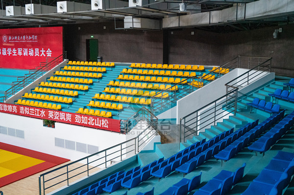 绿蛙中空吹塑侧装座椅