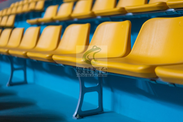 绿蛙中空吹塑侧装座椅