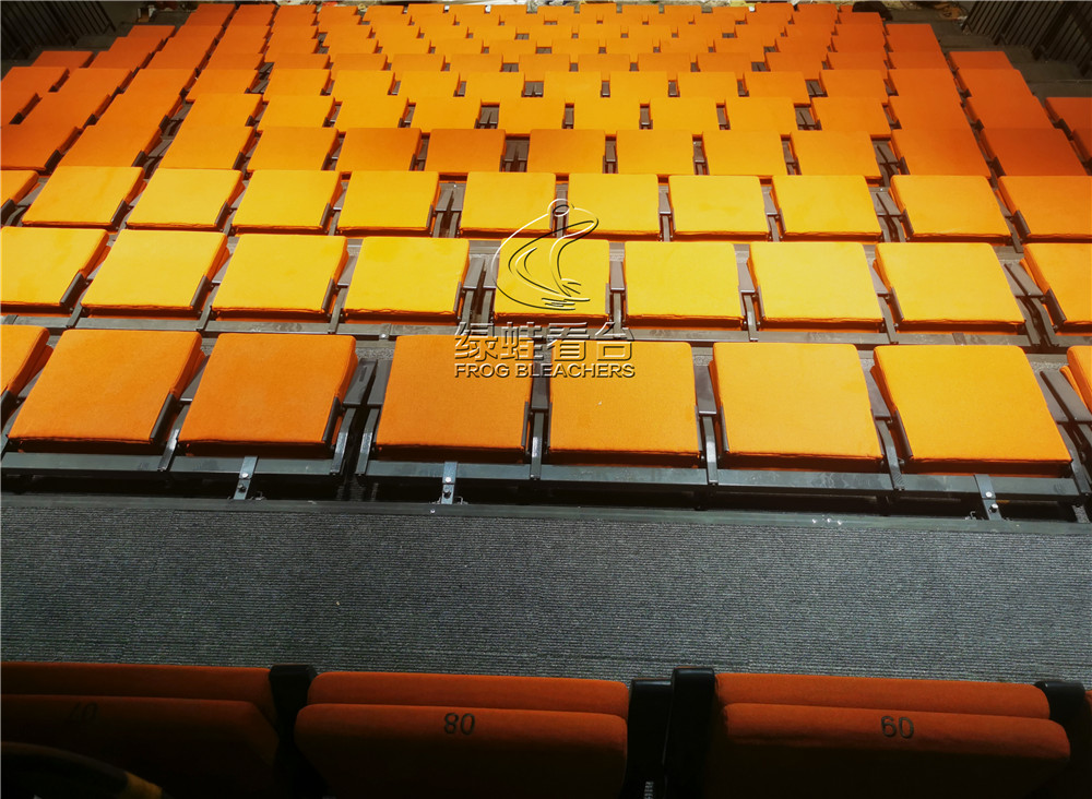 绿蛙看台承接了深圳天鹅湖剧场中的电动伸缩看台安装