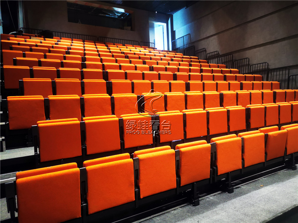 绿蛙看台承接了深圳天鹅湖剧场中的电动伸缩看台安装