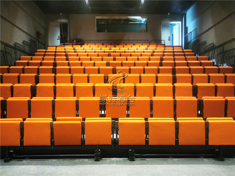 绿蛙看台承接了深圳天鹅湖剧场中的电动伸缩看台安装