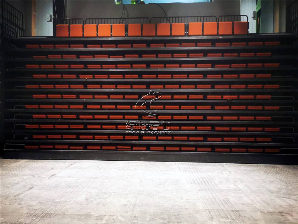 绿蛙看台承接了深圳天鹅湖剧场中的电动伸缩看台安装