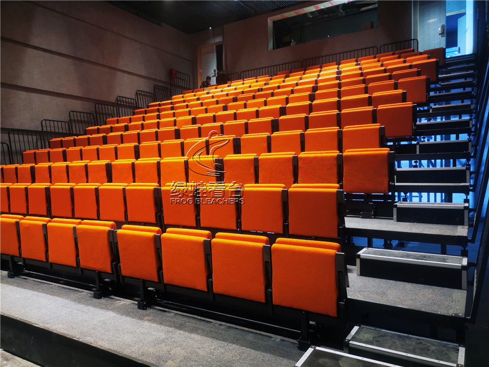 绿蛙看台承接了深圳天鹅湖剧场中的电动伸缩看台安装