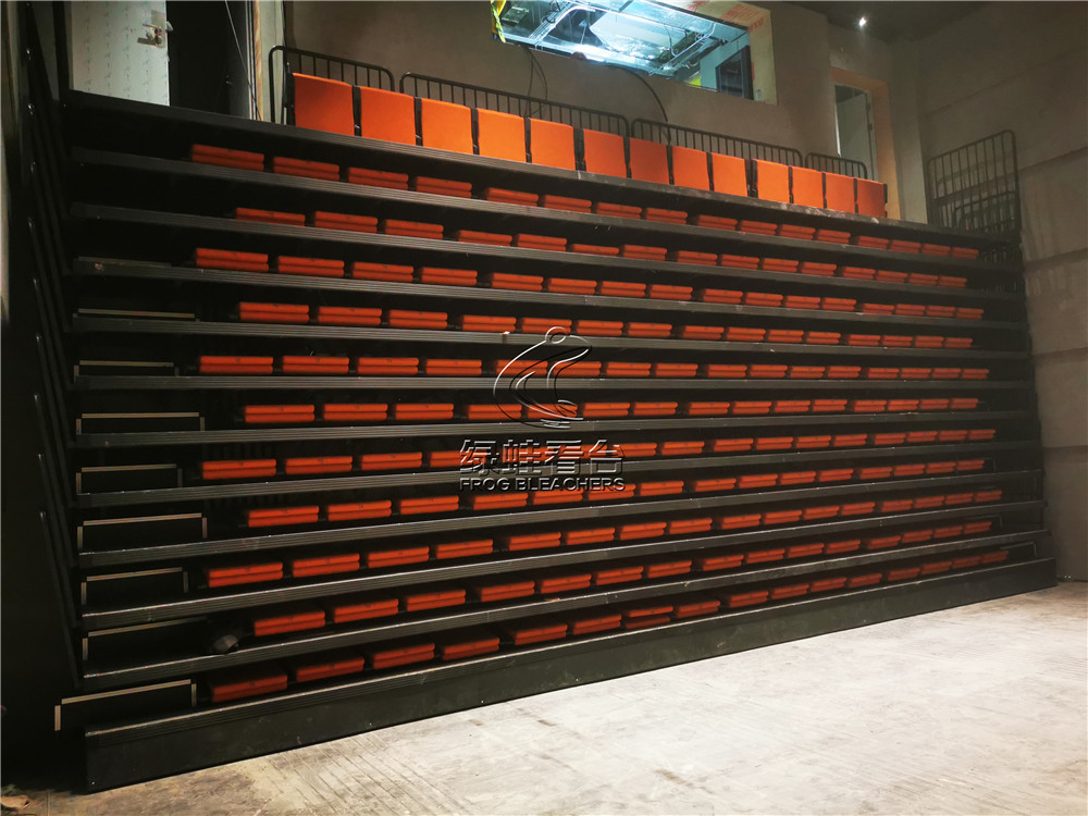 绿蛙看台承接了深圳天鹅湖剧场中的电动伸缩看台安装