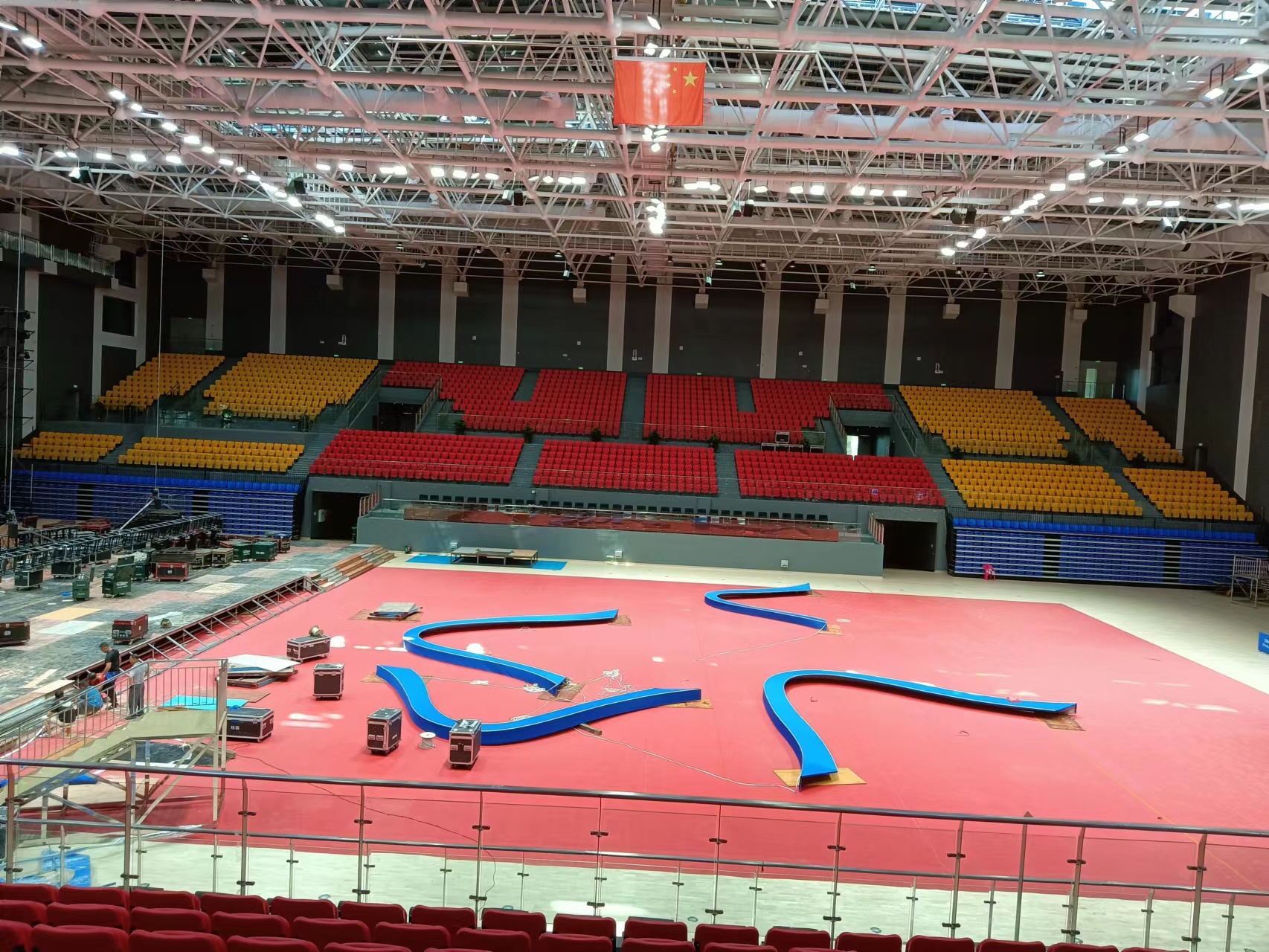 广东省第十三届中学生运动会在韶关隆重开幕,绿蛙看台承接其看台安装调试