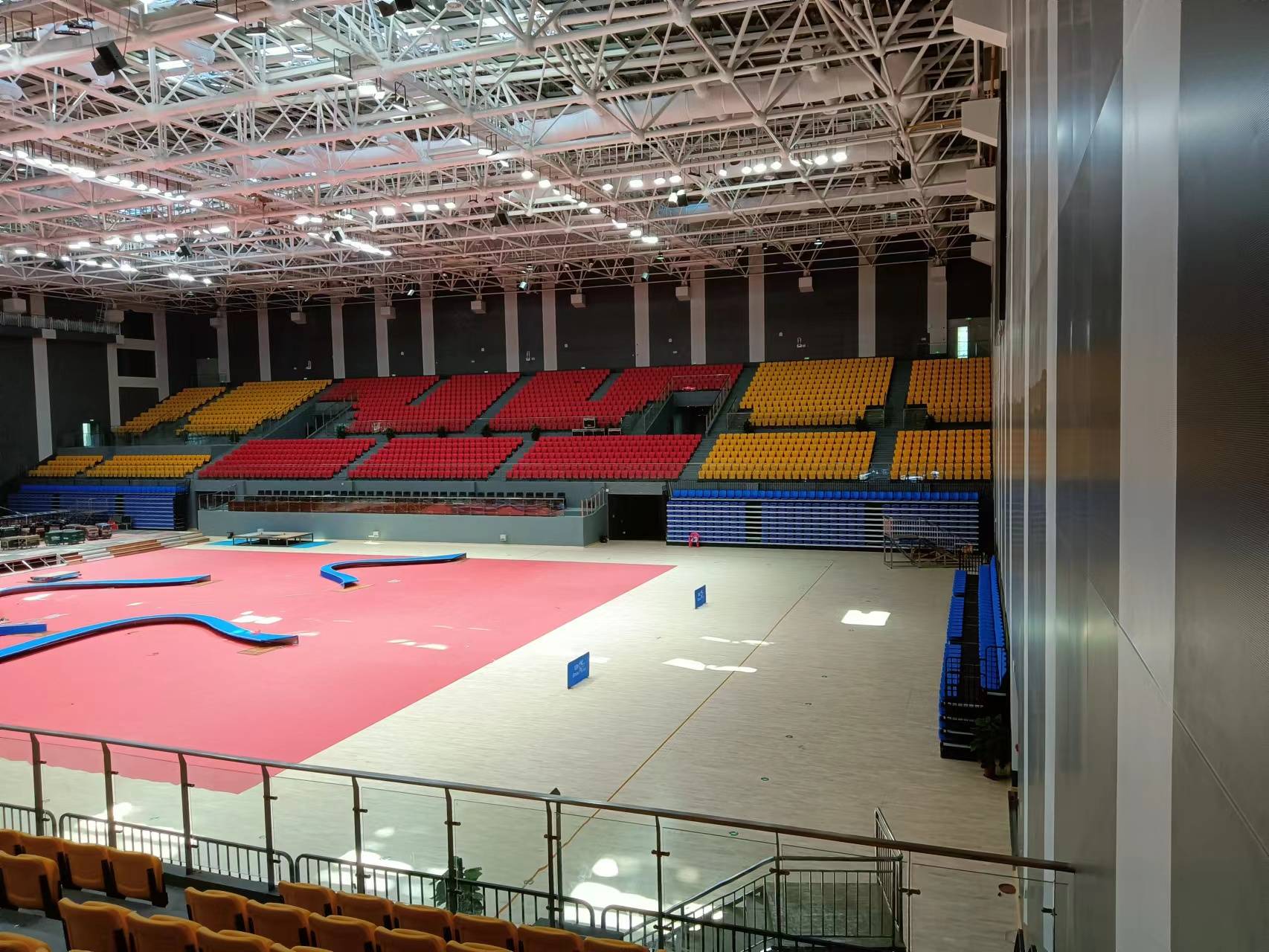 广东省第十三届中学生运动会在韶关隆重开幕,绿蛙看台承接其看台安装调试